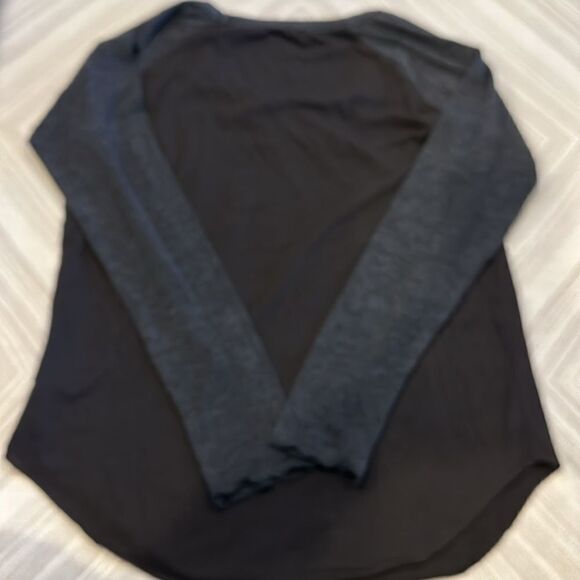 Peloton x Chaser ‘count me in’ Black & Grey Raglan with Grommets Shirt - Picture 7 of 7